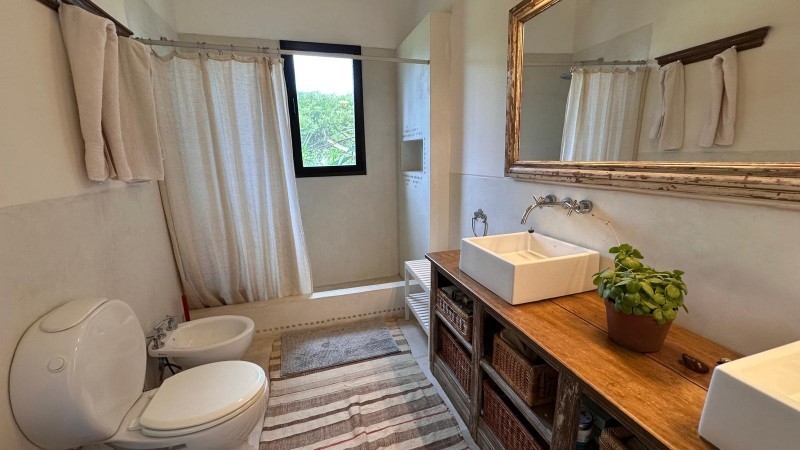 Casa amplia en venta y alquiler en el Quijote